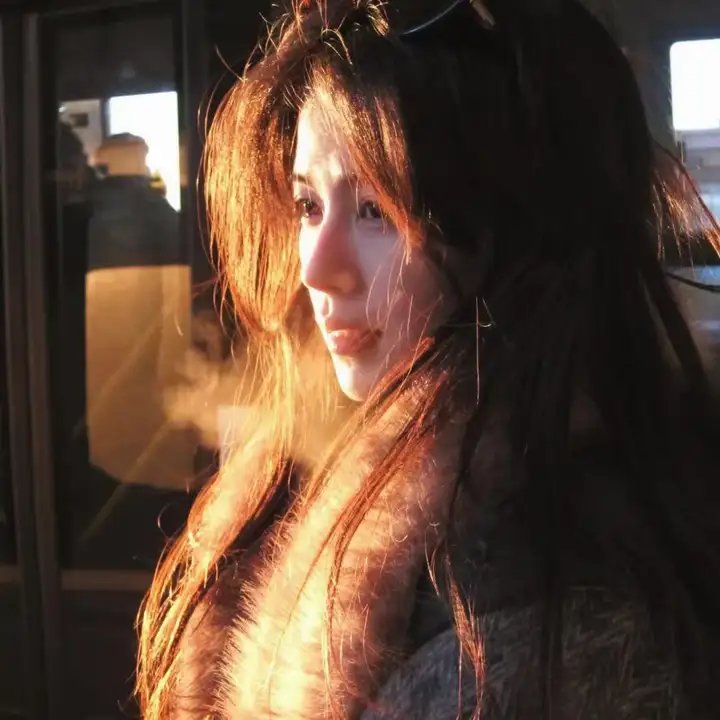 挥著翅膀的女孩